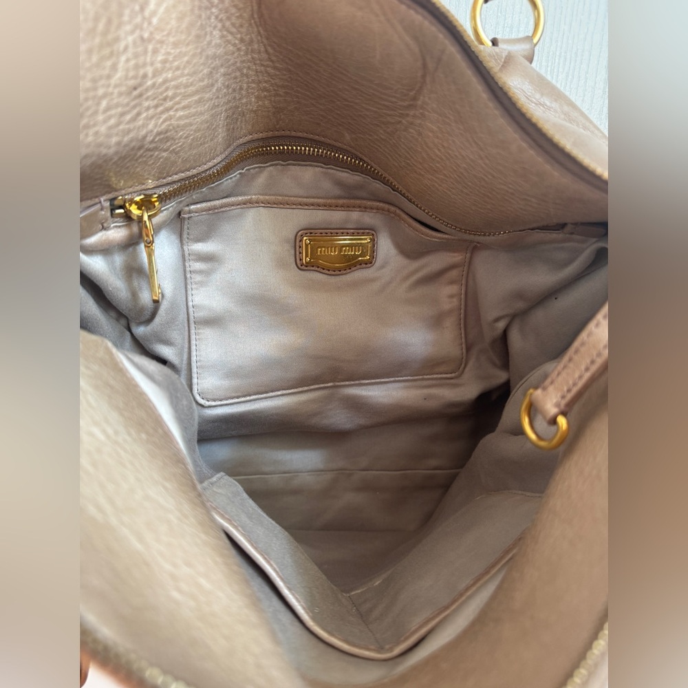 Miu Miu Vitello Shine - Leather Shoulder Bag in Cammeo - Picture 5 of 13